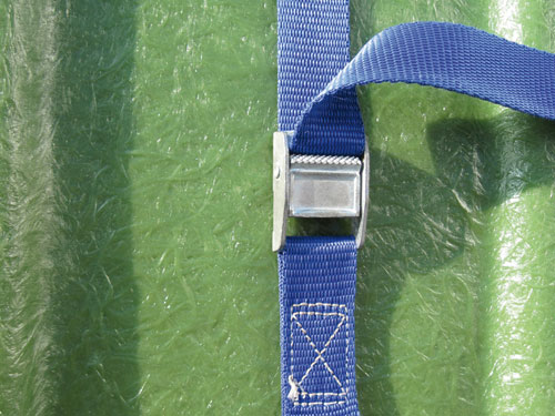 Zwei Spanngurte zur Befestigung