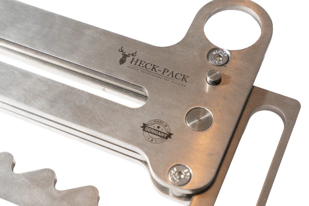 Detail des Wildgalgen Flex aus Edelstahl mit HECK-PACK Gravur und Made in Germany